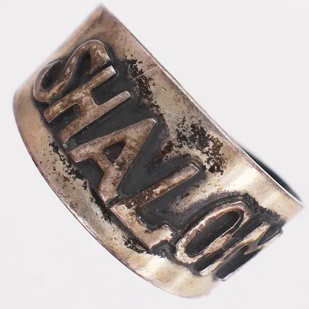 Ring med text shalom, stl:19 bredd 2,9-11,5mm, öppen skena, skev silver 925/1000 Vikt: 3,4 g på auktion i Skärholmen hos Pantbanken Sverige