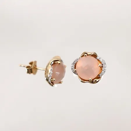 Ett par örhängen med rosa agat och diamanter (totalt 0,10ct per örhänge) bredd 11mm längd 18mm stämplad FAB (Fyrklövern) 14k  Vikt: 3,9 g