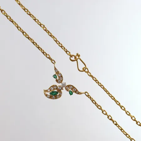 Collier med diamanter 1 x 0,20ct + 11 x 0,003ct samt smaragder med inneslutningar som når ytan längd 44,5cm bredd 19mm arabiska stämplar 21K Vikt: 16,2 g