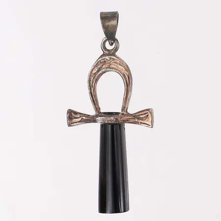Hänge Ankh med svart plast, längd 49mm bredd 21,5mm, otydlig stämpel, silver 830/1000 Vikt: 4,4 g
