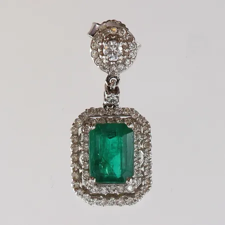 Udda örhänge med smaragd 7,35x5,6mm inneslutningar som når ytan samt diamanter 1 x 0,05ct 1 x 0,02ct ca 73 x 0,005ct totalt ca 0,45ctv 22,3x10,3mm vitguld 18K. Ändrad beskrivning 2026-09-10 Vikt: 3 g
