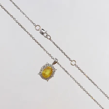 Collier med hänge med gul safir 8x5,9mm samt diamanter 6 x 0,02ct 35 x 0,01ct totalt ca 0,50ctv längd 40,5-43cm bredd 1-11mm vitguld 18K. Vikt: 4,5 g