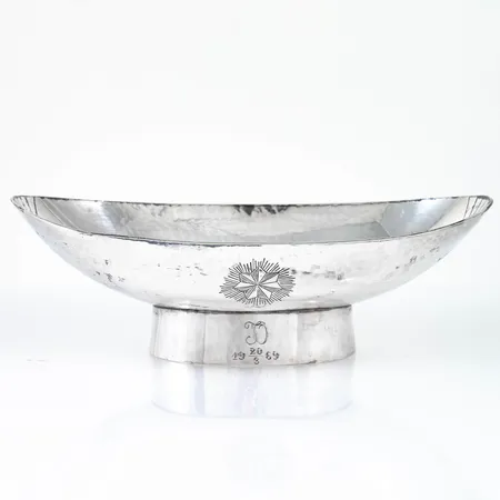 Skål höjd 4,5cm längd 13,5cm bredd 6,5cm, gravyr, silver 830/1000 94,0g Vikt: 94 g