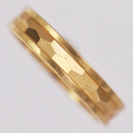 Ring stl:17¼ bredd 4mm, gravyr, 18K  Vikt: 2,6 g