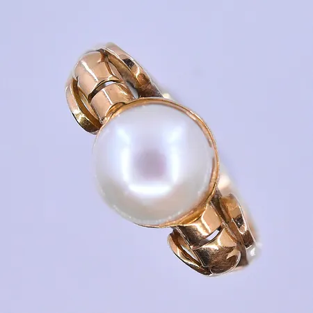 Ring med pärlor stl: 15½ bredd 2-8mm 18K. Vikt: 3,4 g