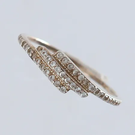 Ring med vita stenar stl:18¾ bredd 1,1-5mm bucklig Silver 925/1000. Vikt: 1,2 g på auktion i Kista hos Pantbanken Sverige