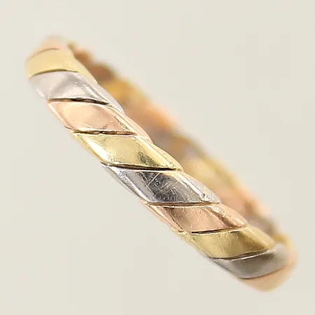 Ring stl:19¼ bredd 3,6mm trefärgad gravyr 18K Vikt: 4,1 g på auktion i Solna hos Pantbanken Sverige