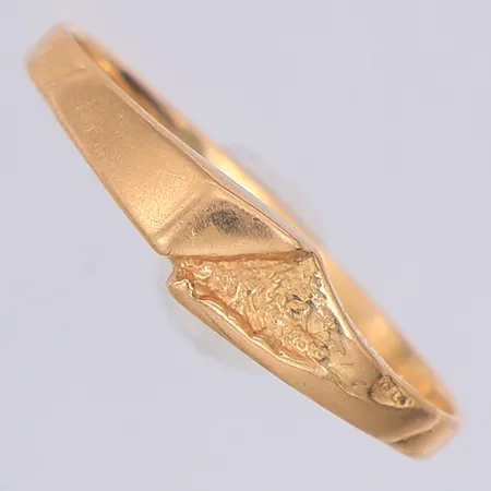 Ring Bronsil stl:18¾, något skev, 18K Vikt: 1,5 g