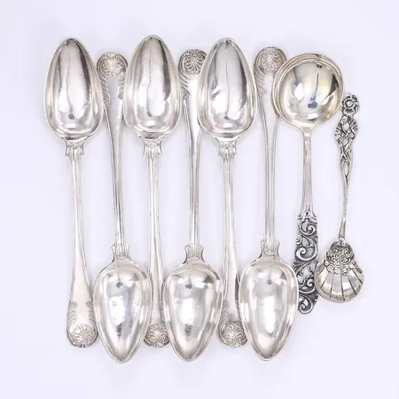 Parti silverbestick, gravyr, silver 830/1000 Vikt: 142,5 g