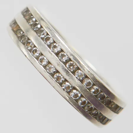 Ring med vita stenar stl:17 bredd: 3,5-5,6mm, GHA, personlig gravyr, silver 925/1000 Vikt: 3,5 g