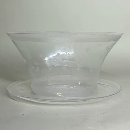 Skål med fat av Edward Hald för Orrefors, flygande mattan, höjd ca 11cm, bredd ca 22cm, djup ca 15,5cm, 1920-tal, signerad "OF .H.149.30.SP", blästrad dekor, tre små nagg på kanterna, små repor