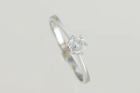 Ring med diamant 0,35ct stl:18¼ mm höjd 8 mm, 18K Vikt: 2,3 g på auktion i Växjö hos Pantbanken Sverige