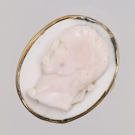 Ring med kamé i snidad sten föreställande Kejsar Vespasianus stl:18 bredd 2-26mm, troligen Grand Tour-souvenir tillverkad i Italien 17/1800-tal, Kamé med skador, lagningar i tenn, Engelska stämplar för London med årstämpel N, 18K Vikt: 9,1 g