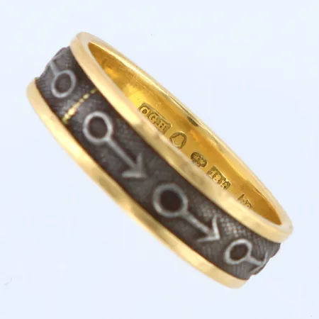 Ingenjörsring med dekor i monel, stl: 21, bredd: 6mm, gravyr, skev, 18K Vikt: 5,8 g