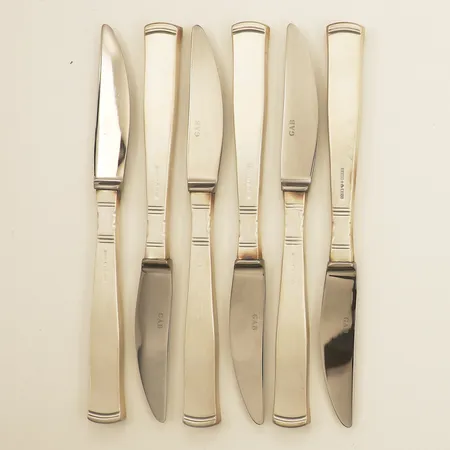 Sex förrättsknivar med blad i rostfritt stål längd 16,5cm GAB från 1992 silver 830/1000 bruttovikt 310,4g på auktion i Farsta hos Pantbanken Sverige