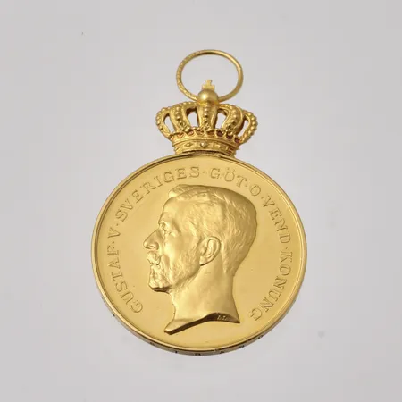 Guldmedalj För trohet och flit, pro patria, Gustaf V, 23 K guld, krona i 18K guld, Ø33,5 mm, original box i slitet skick, 28,99g.