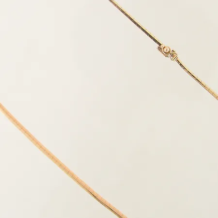 Collier halvstelt längd 40cm bredd 3,1mm ojämnheter något slappt lås 18K Vikt: 22,7 g