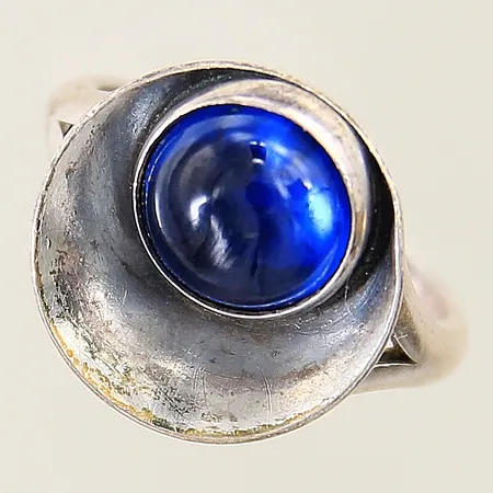 Ring med cabochonslipad blå sten Niels-Erik From stl:17 bredd 3,1-15,4mm silver 925/1000 Vikt: 4,3 g på auktion i Solna hos Pantbanken Sverige