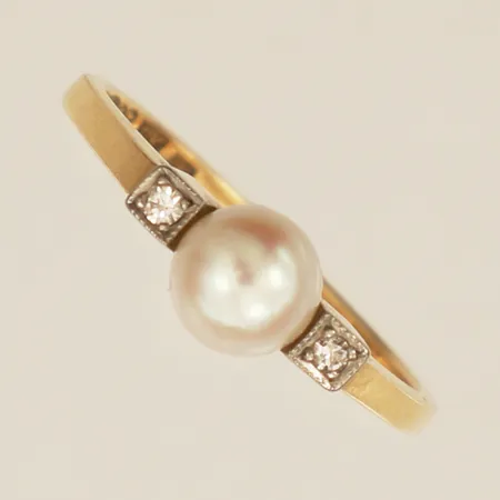 Ring med pärla och diamanter 2x0,01ct stl:15½ bredd 1,4mm 18K Vikt: 2,4 g