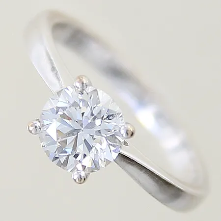Ring med syntetisk diamant 1,27ct enligt laserinskription från IGI: LG689589219 stl:17 bredd 2,4-6,9mm vitguld behov av omrodiering 18K Vikt: 4 g