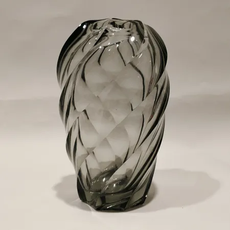 Vas Kosta gråfärgat glas höjd ca 22cm, bredd 13cm små nagg på botten och repor Skickas med paket.