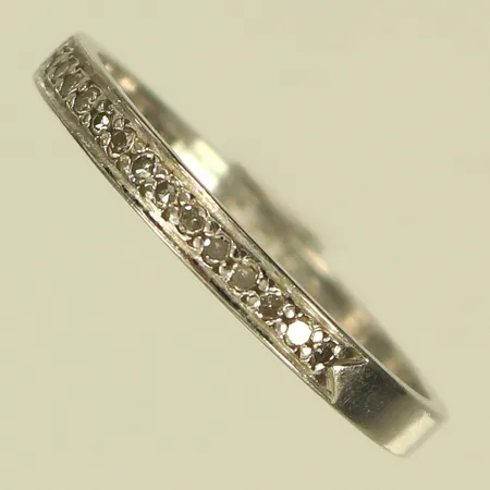 Ring med diamanter, 15xca0,005ct, stl 20, bredd 2,7mm, vitguld, gravyr 18K Vikt: 3 g