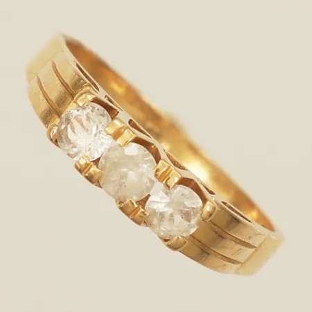 Ring med vita stenar stl:17 bredd 1,9mm 18K Vikt: 3,1 g