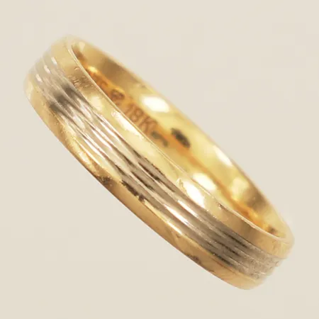 Ring stl:17 bredd 3,9mm tvåfärgad 18K Vikt: 3,7 g