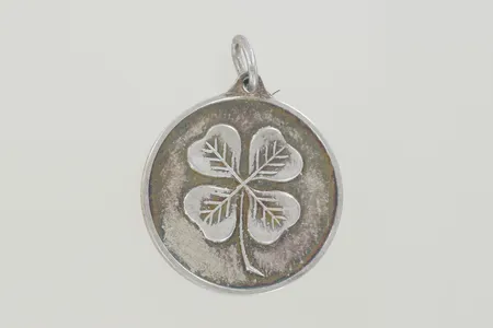 Hänge lycka längd 2,7 cm bredd 2 cm, silver 925/1000 Vikt: 5,2 g på auktion i Växjö hos Pantbanken Sverige