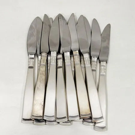 13 Bordsknivar Rosenholm GAB 20cm blad i rostfritt stål silver 830/1000 bruttovikt: 865,6g Vikt: 0 g på auktion i Solna hos Pantbanken Sverige