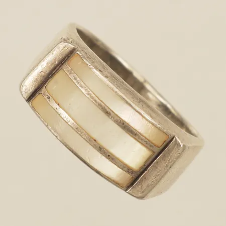 Ring med pärlemor stl:18½, bredd 6-10mm aningen skev skena silver 925/1000 Vikt: 6,4 g
