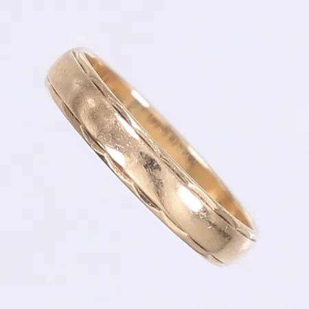 Ring med dekor stl:19, bredd 4mm, gravyr, 9K Vikt: 2,4 g