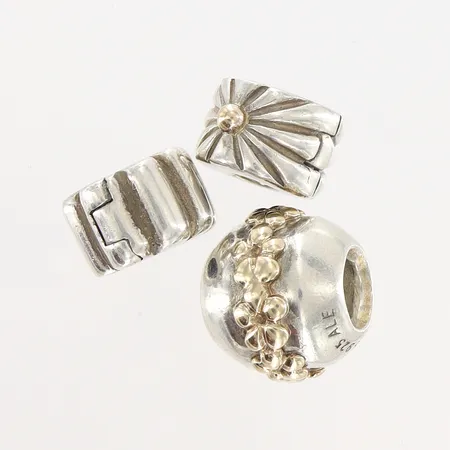 Berlocker Pandora varav 1 berlock Ø10mm 2 klämstopp Ø8x5mm, delvis med förgyllda detaljer, ALE silver 925/1000 Vikt: 9,9 g