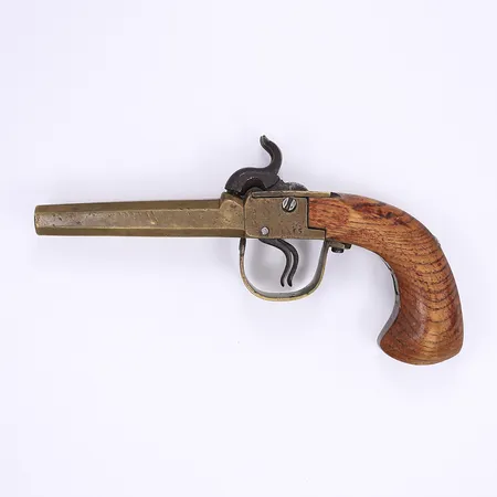 Slaglåspistol Anders Gustafsson (1835-1924) dubbelpipig slaglåspistol otydligt märkt AGS mässing och troligen alträ 1800-talets andra hälft slitage hanarna går att spänna och avtryck fungerar Vikt: 0 g