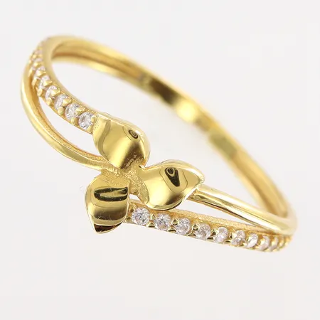 Ring vita stenar stl:18¼, bredd 1,5-6,5mm, 21K Vikt: 1,7 g