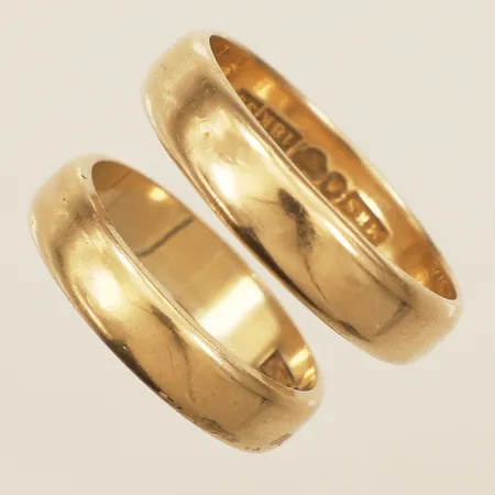 Två ringar släta stl: 17½+20, bredd 4,5-5mm gravyr 18K Vikt: 10,1 g