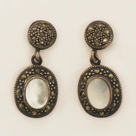 Ett par örhängen med pärlemor samt markasiter, längd 25mm bredd 11,4mm silver 925/1000 Vikt: 4,3 g