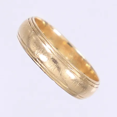 Ring med dekor stl:16¾ bredd 5mm gravyr 18K Vikt: 3,3 g