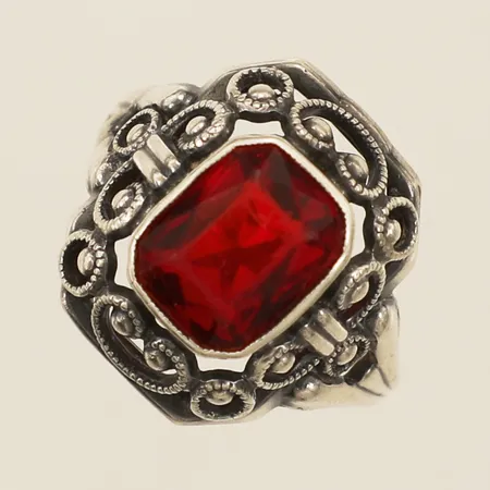 Ring med röd sten stl:16¾ bredd 2,4mm 835/1000 silver Vikt: 3,5 g