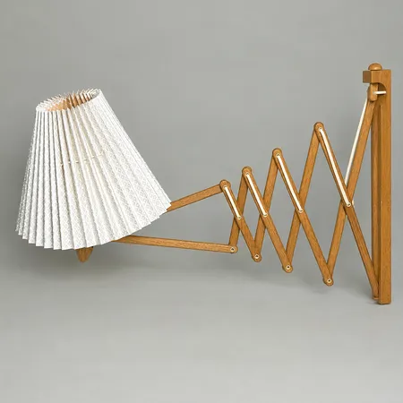 Vägglampa / Saxlampa Le Klint design Erik Hansen formgiven 1952 Danmark, oljad ek, höjd bakstycke ca 53cm, längd ca 60-140 cm, skärm Ø30cm eventuellt ej original, spricka på insidan av skärmen, tejpad sladd Skickas med postpaket.