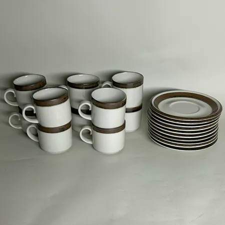 10 Koppar med fat Arabia Finland Karelia, fat ca Ø14,5cm, kopp höjd 6cm Ø6,5cm, keramik, "dishwasher-proof", två fat med små nagg