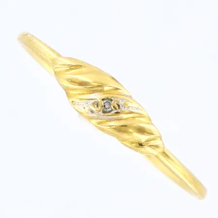 Ring med vit sten stl: 16½, bredd: 0,5-3,5mm, BEH, 18K Vikt: 0,9 g