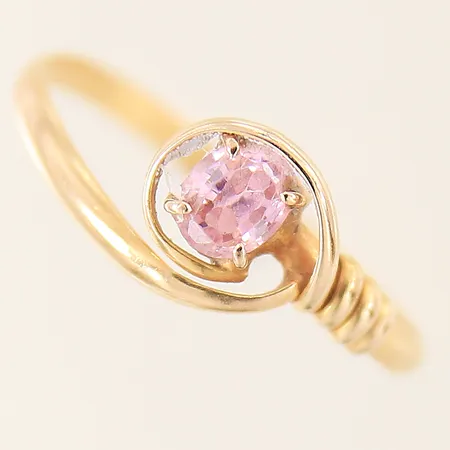 Ring med rosa sten stl:18¼ bredd 1,9-8,3mm ostämplad 18K Vikt: 1,6 g