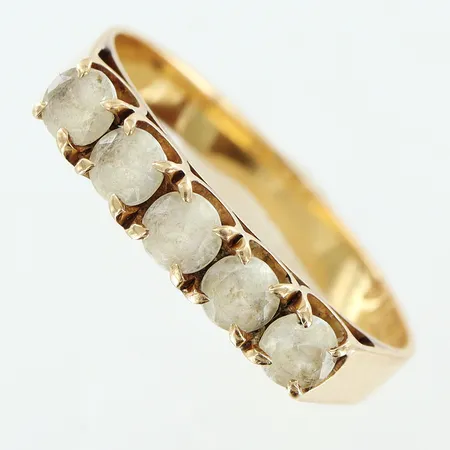 Ring stl:17½ bredd 2,5-3mm, vita stenar, 18K Vikt: 2,4 g