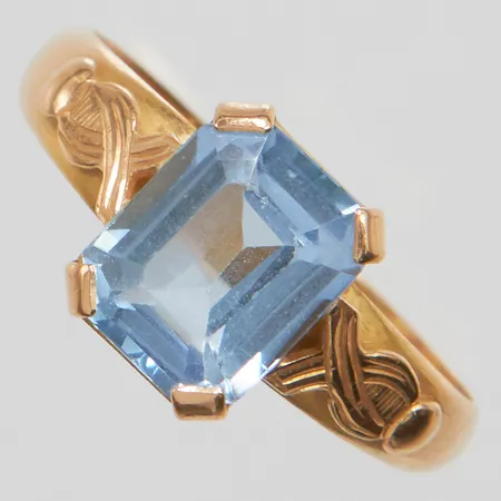 Ring med en blå syntetisk spinell stl:19¾ bredd 3,4-10mm, svenska stämplar, 18K Vikt: 5 g
