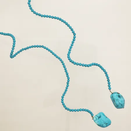 Collier med turkosa stenar total längd:105cm knytbar till olika stilar, behov av omträdning SNÖ of Sweden oädel metall