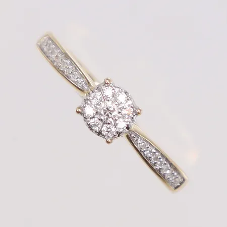 Ring med diamanter 25xca0,005-0,02ct stl:16 bredd 1,5-4mm GHA 18K Vikt: 2,4 g