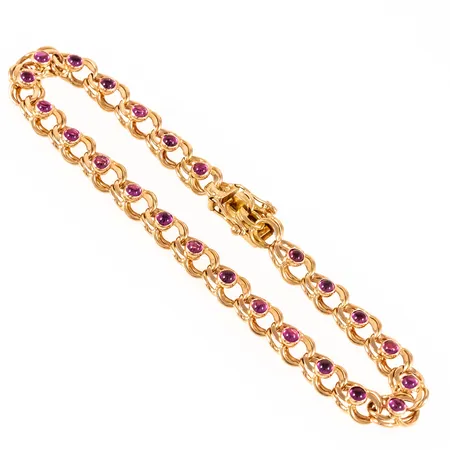 Armband Bismarck med 24st rosa cabochonslipade stenar (troligen rosa safirer) längd 21cm bredd 6,7mm, nötta länkar närmast låset, 18K 15,9g.