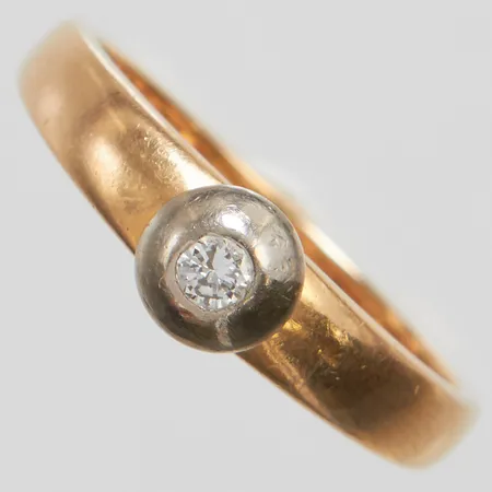 Ring med diamant 1 x ca.0,05ct, stl:17½, bredd: 1,8-5,5mm, tvåfärgad, 18K Vikt: 3,6 g