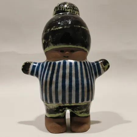 Figurin Kalle ur serien Larsons ungar Lisa Larsson för Gustavsberg höjd ca 18cm bredd ca 13,5cm glaserat stengods signerad.
